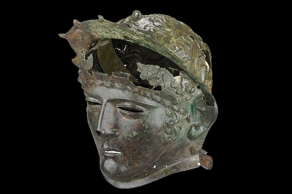 1796 yılında İngiltere’nin Ribchester kasabasında bir çocuğun tesadüfen bulduğu bronz miğfer, Roma askeri tarihinin en dikkat çekici eserlerinden biri olarak kabul ediliyor.