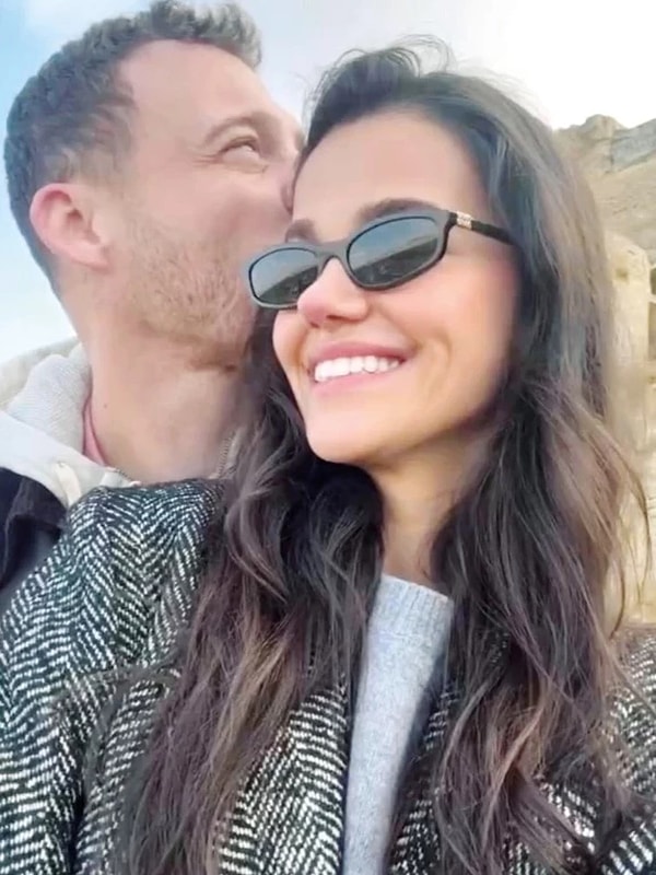 Kerem Bürsin’in eski birlikteliği Melisa Sabancı Tapan ile yollarını ayırmasının ardından adı, sosyal medya fenomeni Selin Yağcıoğlu ile anılmaya başladı.