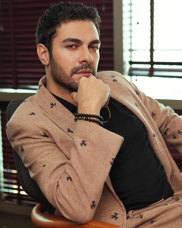 Kanal 7'deki fenomen Rüzgarlı Tepe dizisinin başrolü Gökberk Yıldırım, Kızılcık Şerbeti'ne dahil oldu.