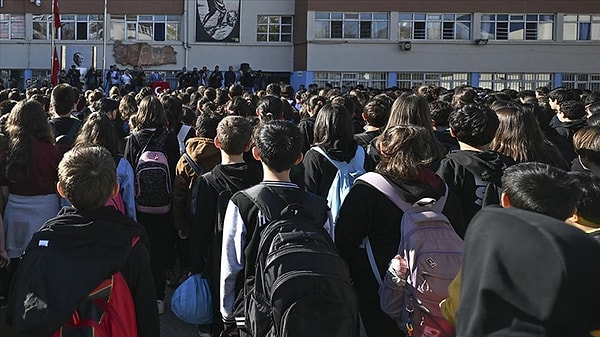 Milli Eğitim Bakanlığı’nın tüm okullara gönderdiği yazıda yarın sabah saygı duruşu yapılacağı belirtildi.