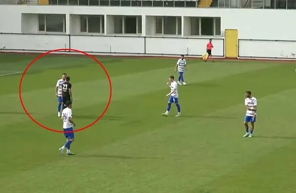 Atak yapan futbolcuyu saha içinde döveceklerdi.
