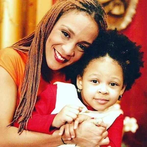 Türkiye onu enerjisi, kahkahası ve bitmeyen neşesiyle tanıdı… Defne Joy Foster, “Sihirli Annem”deki Eda karakteriyle hafızalara kazındı, ekranların en parlak yüzlerinden biri oldu.