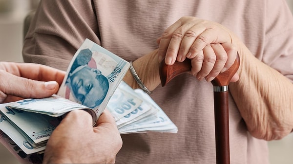 Hükümet, sosyal güvenlik sisteminde uzun süredir tartışma konusu olan emekli maaşlarındaki dengesizliği gidermek amacıyla kapsamlı bir revizyon sürecini başlattı.