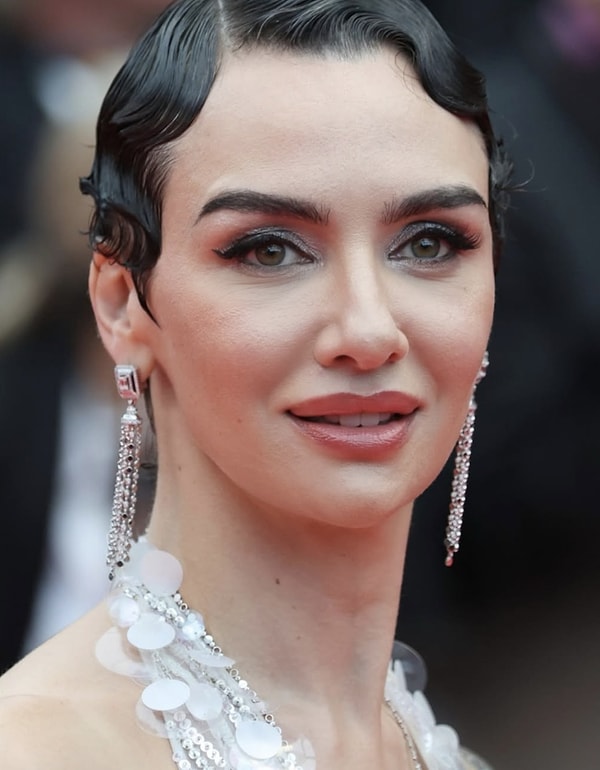 Birce Akalay, yıllardır yer aldığı dizi ve projelerle Türk televizyonlarının en tanınan ve en istikrarlı oyuncularından biri.