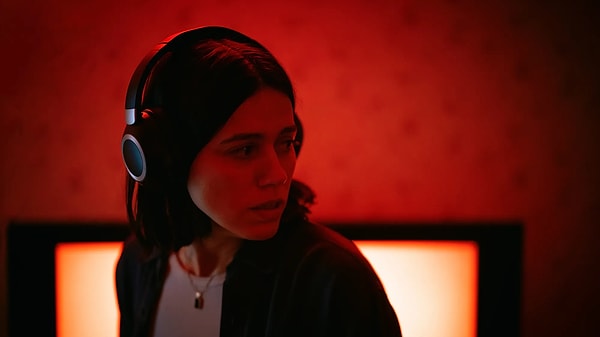 Senaryosunu ve yönetmenliğini Ian Tuason’un üstlendiği Undertone, atmosferik korkunun sınırlarını zorlamayı hedefliyor.