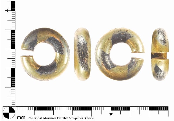 İngiltere’nin batısındaki West Berkshire Museum, kısa süre önce 3.500 yıla yakın geçmişe sahip olduğu tahmin edilen bir Bronz Çağı altın penannüler yüzüğü koleksiyonuna ekledi.