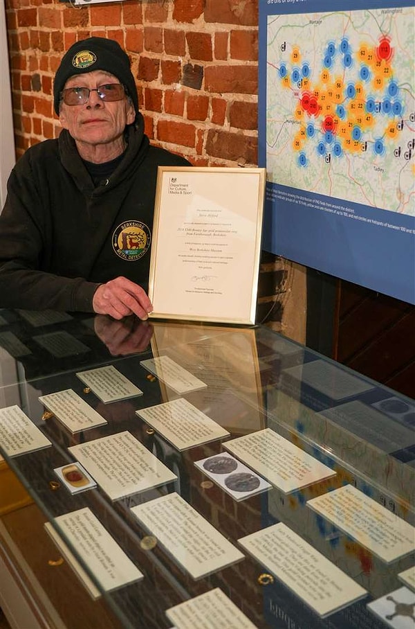 Bu tip penannüler (tamamlanmamış halka şeklindeki) yüzükler, Britanya ve İrlanda’da Bronz Çağı metal dedektör buluntularında sıkça karşılaşılan türler arasında.