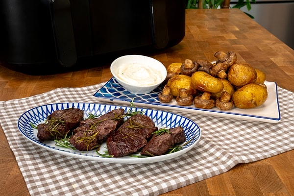 Biberiyeli Dana Bonfile Dilimleri, Fırın Patates ve Mantar Sarımsak Sos Nasıl Yapılır?