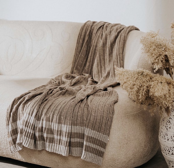 Koltukta film izlerken üzerine alacağı bej rengi bu zarif battaniye ile evdeki en huzurlu anların ortağı olun!