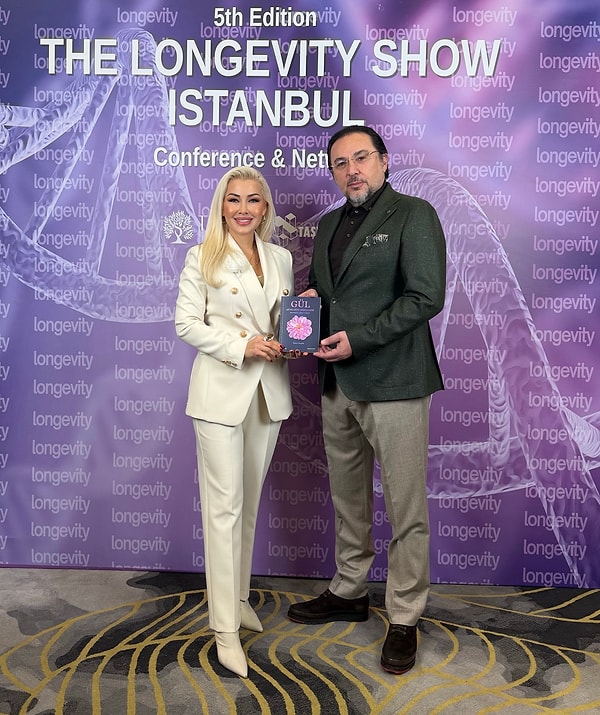 Siz aynı zamanda Rosever’in marka direktörüsünüz. Kitap ile marka arasında nasıl bir bağ var?