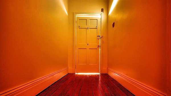 Kapı eşiği etkisi, ortam değişimi sırasında zihnin kısa süreli hedefleri geri plana atmasıyla açıklanıyor