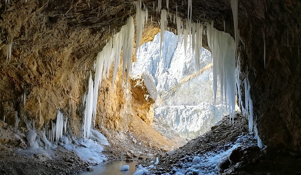 Yaklaşık 7 kilometre uzunluğa sahip Taş Yolu, irili ufaklı 38 tünel içeriyor