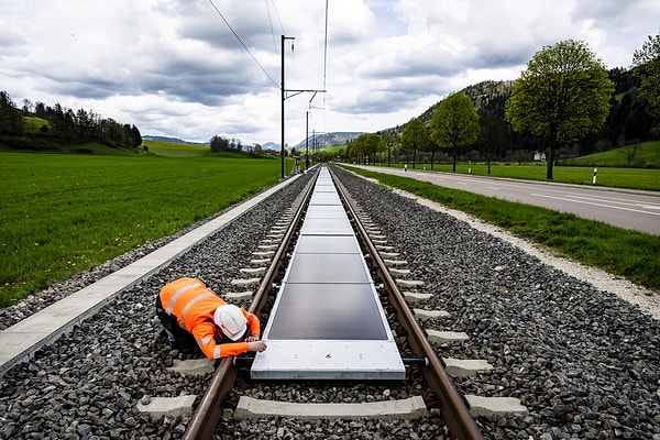Raylar artık sadece tren taşımıyor, elektrik de üretiyor