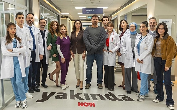 NOW’da başlayacak olan Doktor Başka Hayatta setinden tam kadro fotoğraf geldi.