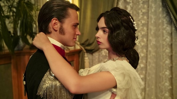 Netflix’in mini dizi formatında ele aldığı hikaye, altı bölüm boyunca temposunu düşürmeden ilerliyor.