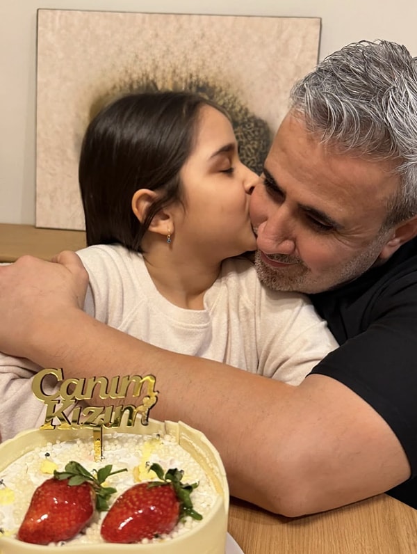 2014-2022 yılları arasında Sibel Kirer ile evli kalan Emrah’ın bu evlilikten Elaysa ve Elyasa adında iki çocuğu bulunuyor.