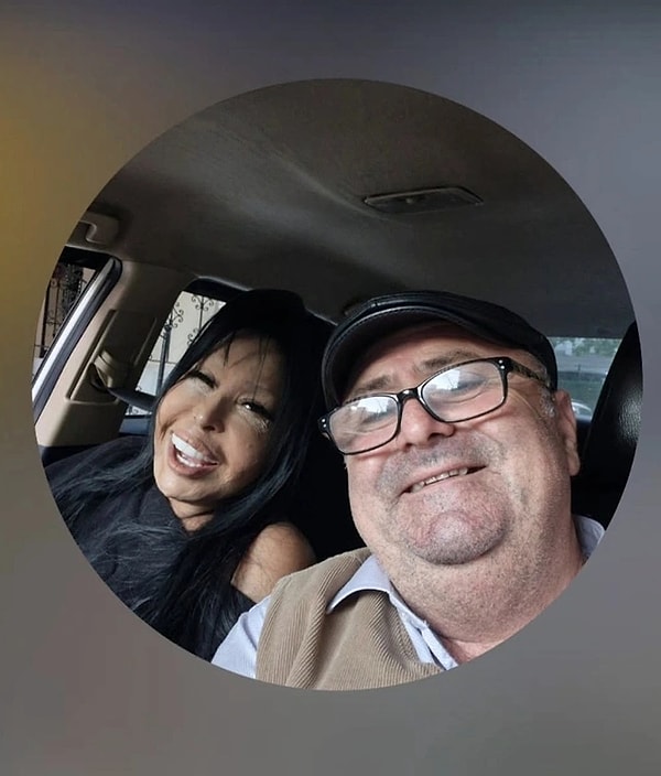 Türk sanat müziğinin divası Bülent Ersoy, İstanbul Havalimanı’nda taksiye binerken taksici Yüksel Nas da o anları video ile kayda almış görüntüler sosyal medyada hızla yayılmıştı.