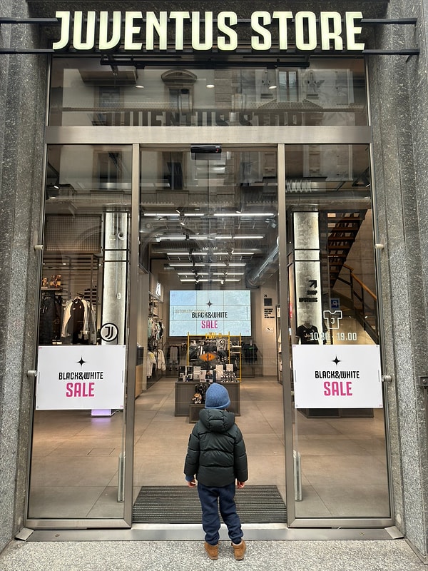 Kenan Yıldız hayranı küçük bir taraftarın onun forması için mağazanın açılmasını beklediği anları bir baba duygusal sözlerle dile getirdi: