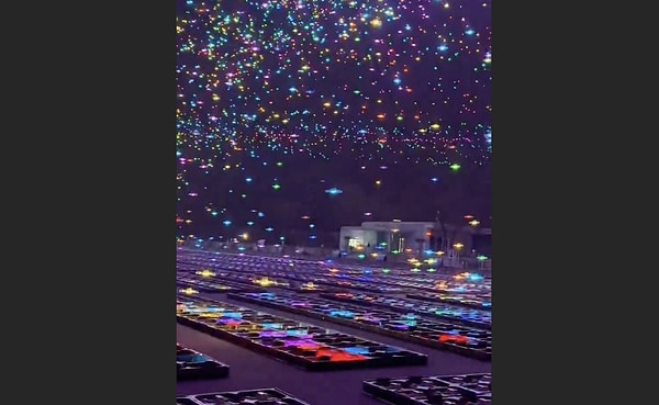 Bu gösteriler havai fişeklerden daha sessiz ve zararsız. Bu yüzden havai fişeklerin yerini alcaklar gibi duruyor. Peki bu drone gösterileri nasıl yapılıyor?