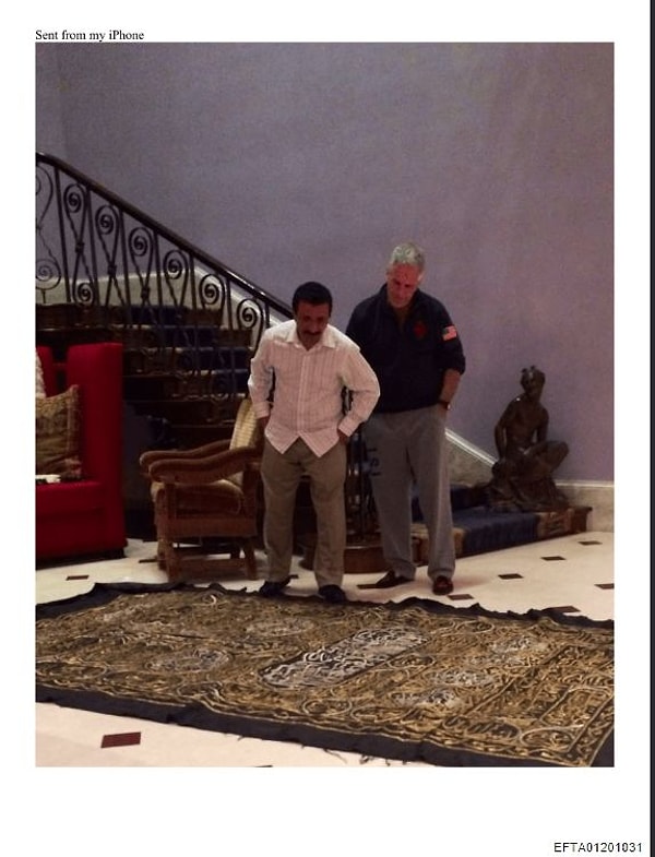 Dosyalardaki bir fotoğrafta ise Florida'daki malikaneden bir fotoğraf paylaşıldı.