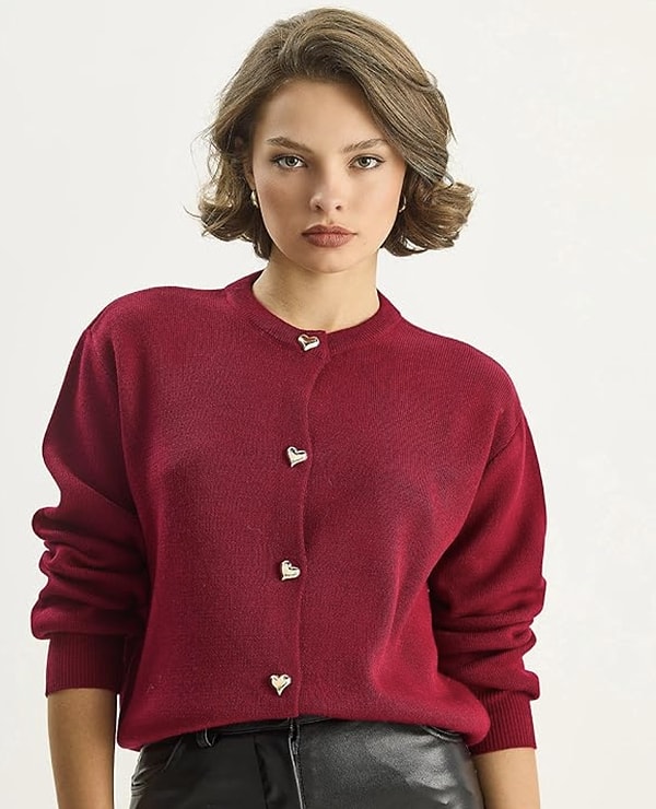 Kalp detaylı düğmeleriyle romantik bir şıklık yakalayıp kış kombinlerinize sevgi dolu bir dokunuş katın!