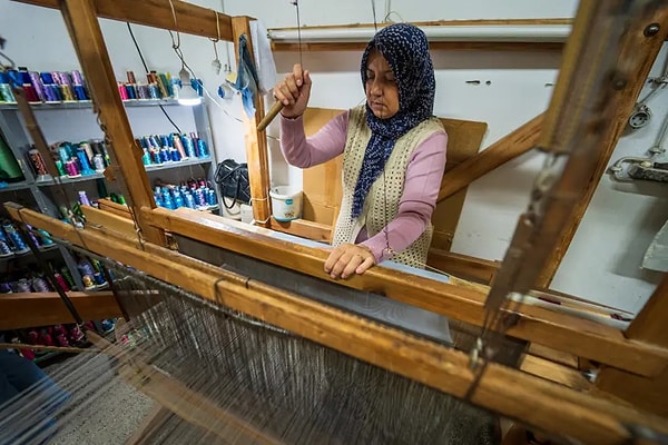 Bir dönem Osmanlı donanmasının yelkenlerini taşıyan Manisa bezi, bugün geleneksel tezgahlarda yeniden dokunarak günlük yaşamın parçası haline geliyor.