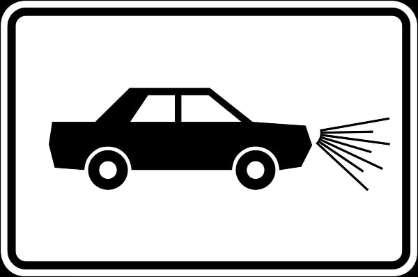 Bu levha, sürücünün yalnızca yolu daha iyi görmesini değil, aynı zamanda diğer araçlar tarafından daha kolay fark edilmesini amaçlar.