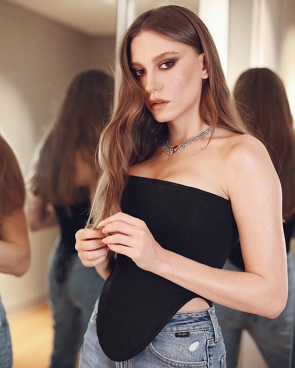 Hem aşk hayatı hem de kariyeriyle gündemden düşmeyen Serenay Sarıkaya, Kimler Geldi Kimler Geçti'nin 3. sezonuyla yeniden izleyici karşısına çıkacak.