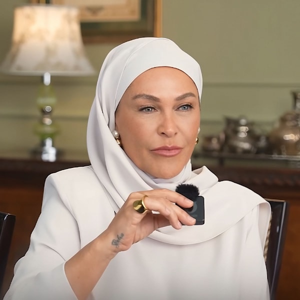 Aynı Yağmur Altında dizisinde Fazilet karakterine hayat veren Hülya Avşar'ın dizide filtre kullanıp kullanmayacağı merak ediliyordu.