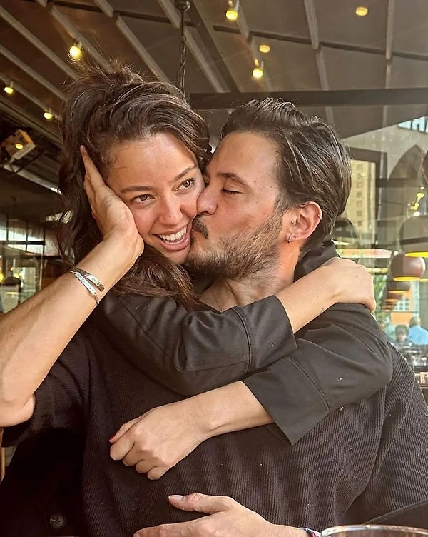 Bir dönem magazin dünyasında “örnek çift” olarak gösterilen Pelin Akil ile Anıl Altan, uzun süredir konuşulan ayrılık iddialarının ardından yollarını ayırdı.