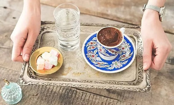 Türk kahvesi, yüzyıllardır yanında bir bardak suyla ikram edilen köklü bir kültürün parçası.