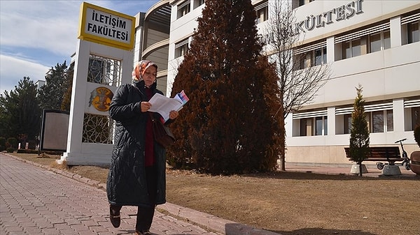 Küçük yaşta evlilik nedeniyle eğitimine ara vermek zorunda kalan iki çocuk annesi Örs, yıllar sonra hayalini ertelemedi.