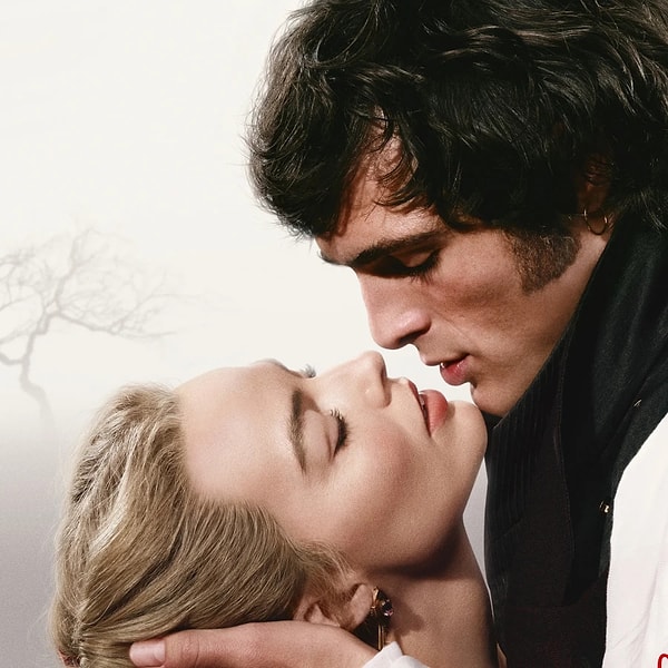 Oyuncular arasındaki kimya, filmin en çok övülen yönlerinden biri olarak öne çıkıyor.