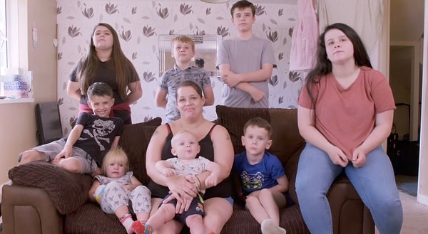 İngiltere’nin Southampton kentinde yaşayan Sonya O’Loughlin, dört odalı bir belediye konutunda, 10 çocuğunu tek başına büyütüyor.