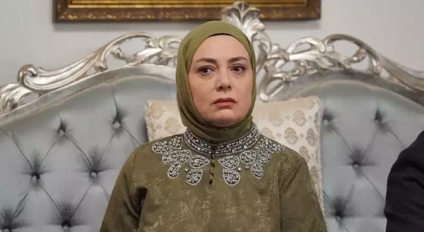 Aynı Yağmur Altında’da da muhafazakar anne figürü olması, izleyicileri Kızılcık Şerbeti’ndeki Pembe performansını yeniden hatırlamaya itti.
