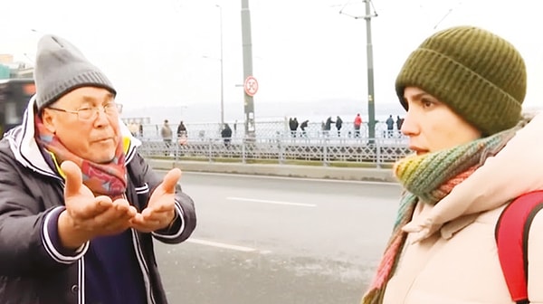 Ahmet Gökçebay isimli balıkçı Galata Köprüsü'nde balık tuttuğu sırada, S.E. isimli kadının balıklarını suya atmasıyla neye uğradığını şaşırmıştı.