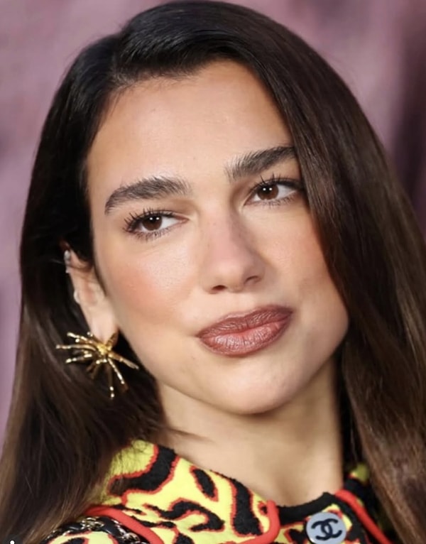 Dünyaca ünlü şarkıcı Dua Lipa ülkemizde de tanınan oldukça popüler bir isim.