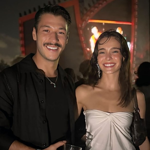 Şimdilerde ekranlarda başarılı performansıyla adından söz ettiren Kubilay Aka ile oyuncu Hafsanur Sancaktutan’ın aşkı kısa sürede magazin gündemine taşınmıştı.