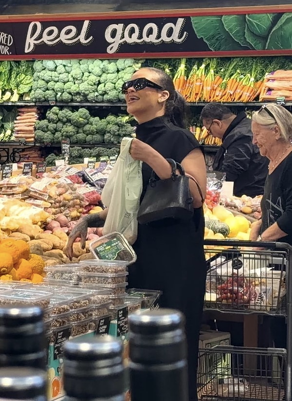 Son olarak Los Angeles’taki bir markette tek başına alışveriş yaparken görüntülenen Rihanna, kendi alışveriş arabasını kullanarak sebze ve meyve reyonunda ürünleri tek tek seçti.