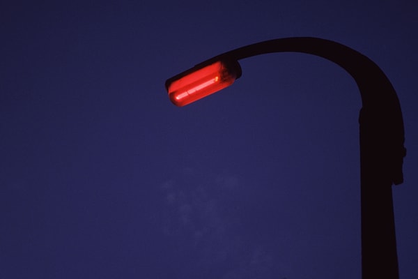 Kırmızı sokak lambası Avrupa genelinde yayılan bir uygulamaya dönüşüyor.