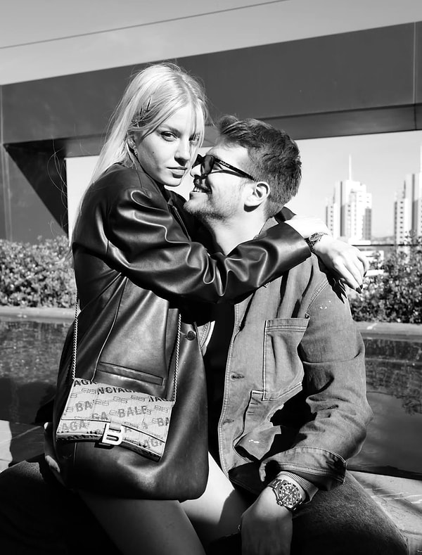 TRT 1 ekranlarında yayınlanan ve büyük ilgi gören Taşacak Bu Deniz dizisinde performansıyla adından söz ettiren Burak Yörük, kariyerinde yükselişini sürdürürken özel hayatında da mutlu bir tablo çiziyor.