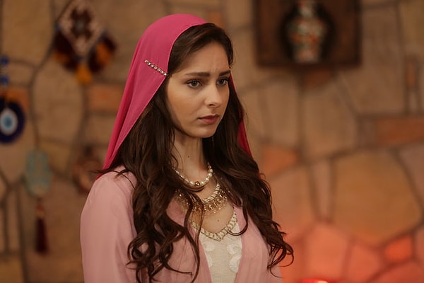 Yeni Gelin, Yalnız Kurt ve Teşkilat gibi yapımlarda rol alan Brezilyalı oyuncu Jessica May, kariyerindeki başarısının yanı sıra sempatik tavırlarıyla da Türkiye’de sevilen isimlerden biri.