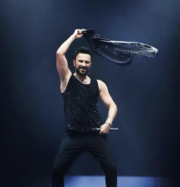 Yıllardır “Megastar” unvanını sonuna kadar hak ettiğini kanıtlayan Tarkan, İstanbul konserlerinde yine enerjisiyle gündem oldu.