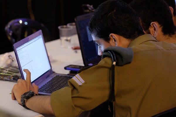 Birim 8200 sivil alana taşıdığı "saldırgan siber kültür" ile tanınıyor.