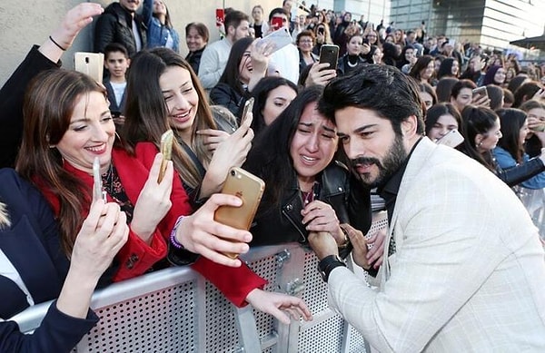 Son dönemde yalnızca kariyeriyle değil, kazancı ve yatırımlarıyla da sık sık gündeme gelen Burak Özçivit, magazin dünyasının en çok konuşulan isimlerinden biri olmaya devam ediyor.