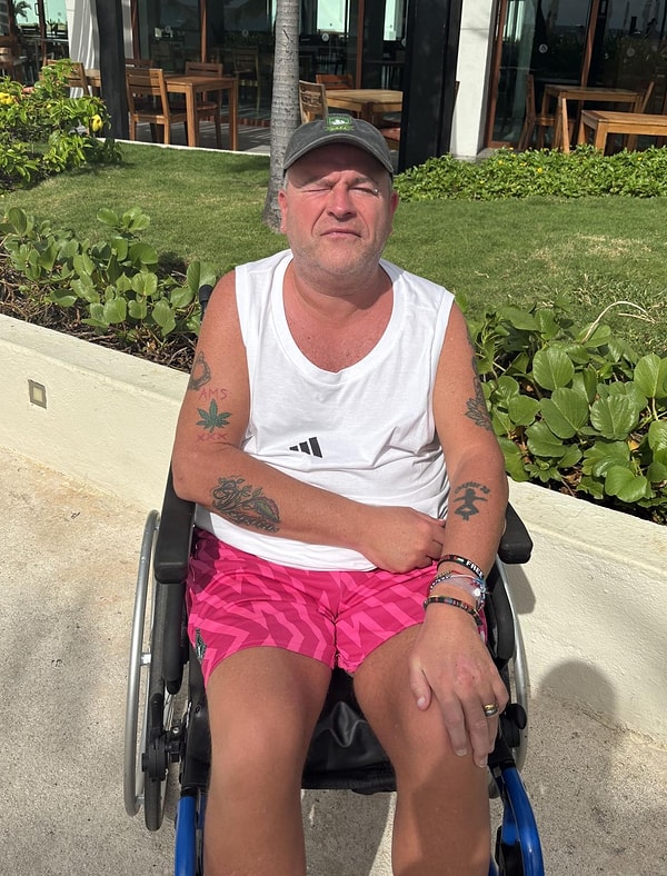 Durumu kabin ekibine bildiren yolcuya alternatif olarak yalnızca meyve salatası sunuldu.