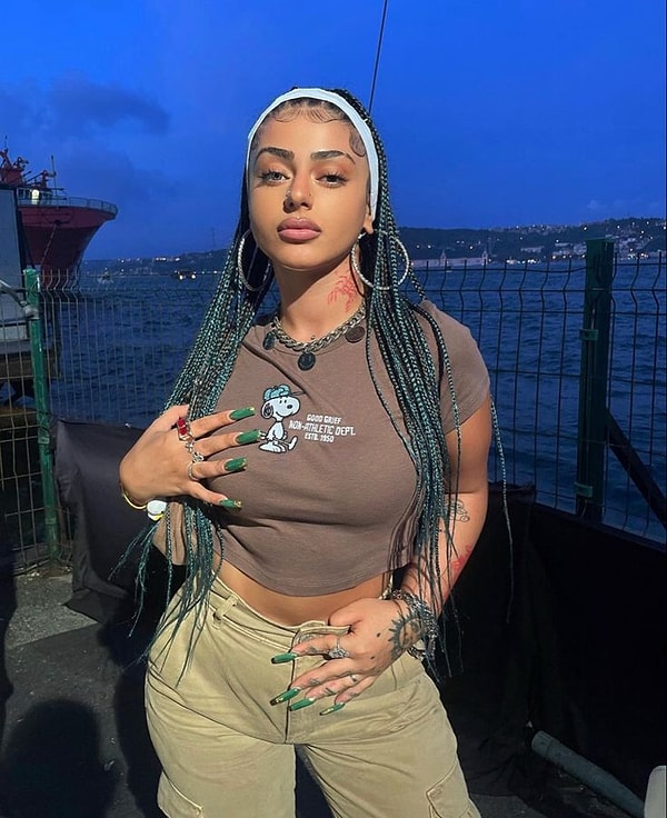 Parça yayınlandığı andan itibaren hem hayranlarının hem de müzik sektöründeki diğer isimlerin dikkatini çekti.