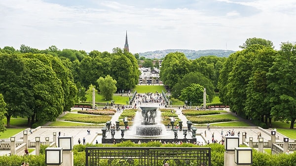 Cep parklar ve dev yeşil alanlar şehir dokusunun ayrılmaz parçası.