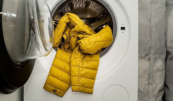 Kış aylarında sık kullanılan montlar, özellikle kapalı ve sıcak ortamlarda giyildiğinde zamanla ter kokusunu içine hapsedebilir.