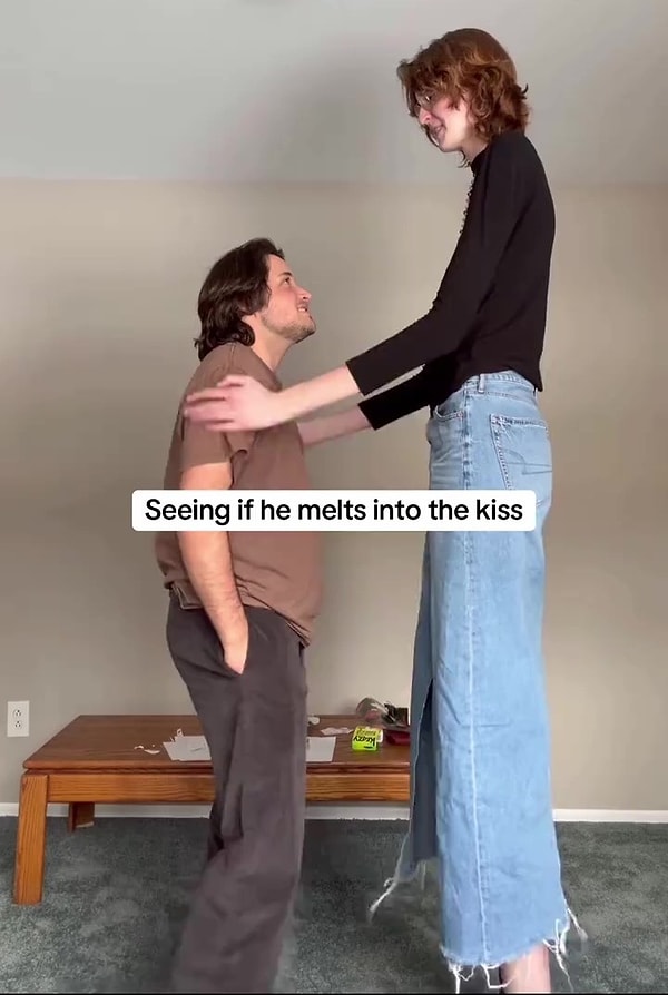 ABD’nin Teksas eyaletinde yaşayan 22 yaşındaki Maci Currin, sıra dışı boyu ve ilişkisindeki dikkat çekici farkla sosyal medyada yeniden gündem oldu.